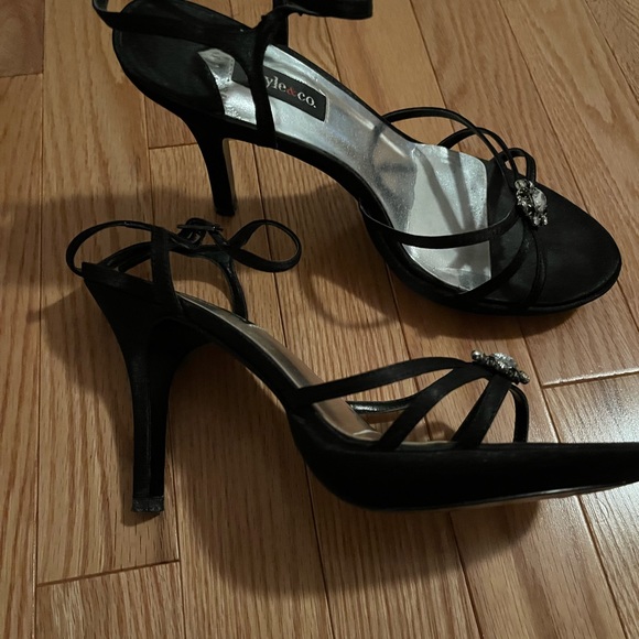 Heels - Picture 3 of 4